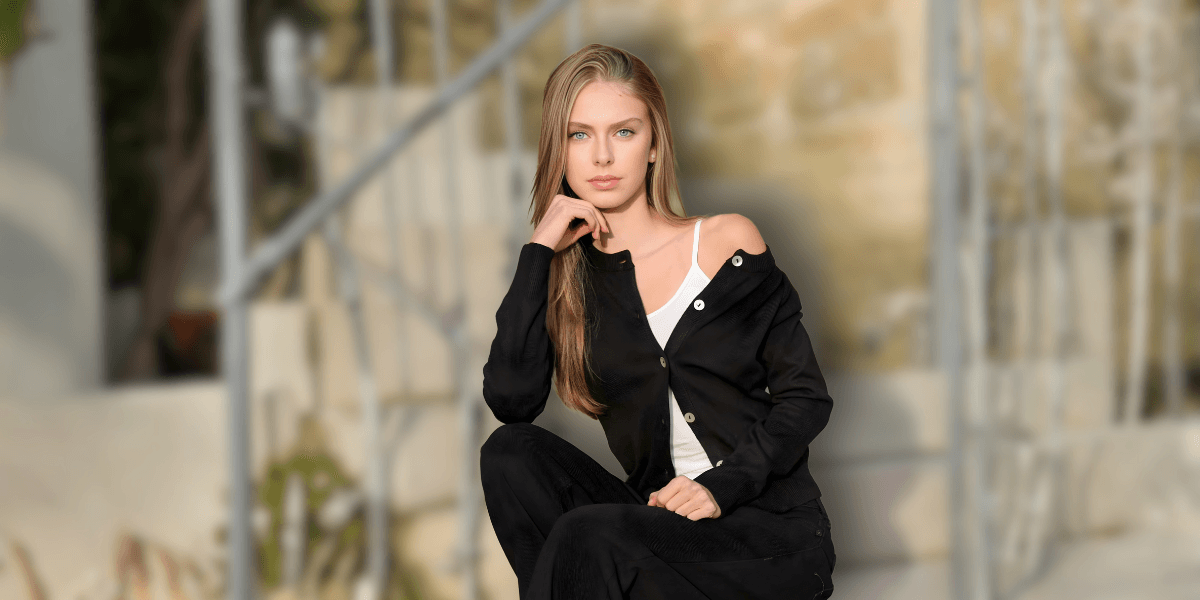Nelly Opitz poses naturally in casual black attire, embracing authenticity in a digital world.
