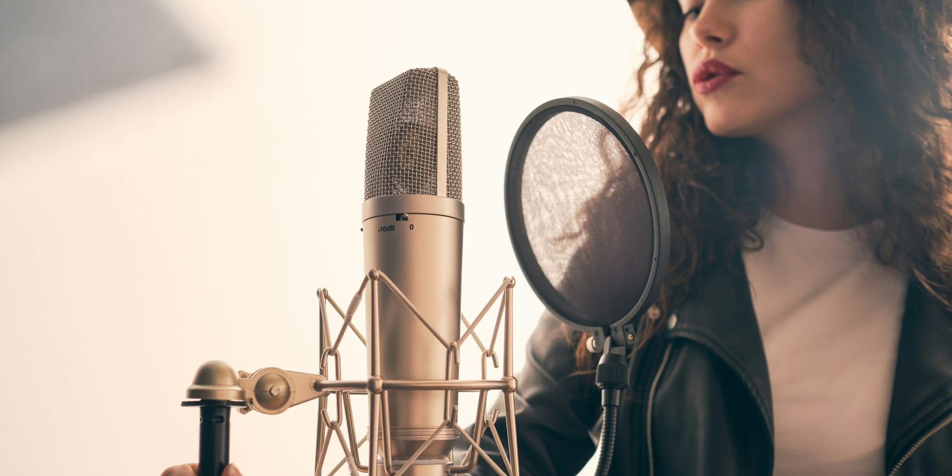 Sandy Hawkins’ Retro Pop Sound Captivates Audiences in 2025